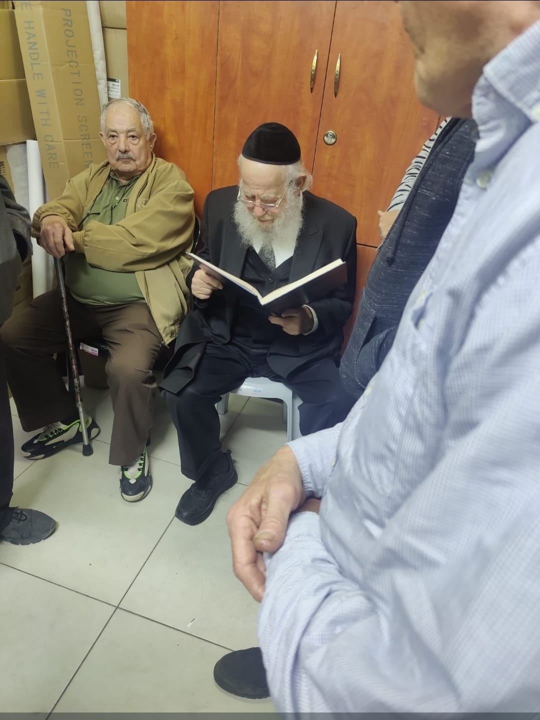 הרב שיינין ממשיך בלימודו במקלט. 27 א' לחז"י