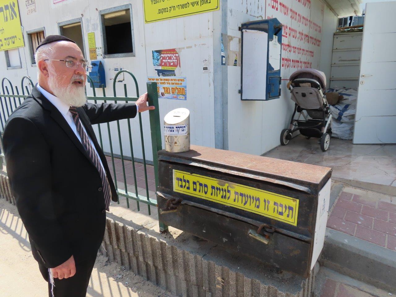 הרב דהן ליד מתקן הגניזה. א' מיכאלי