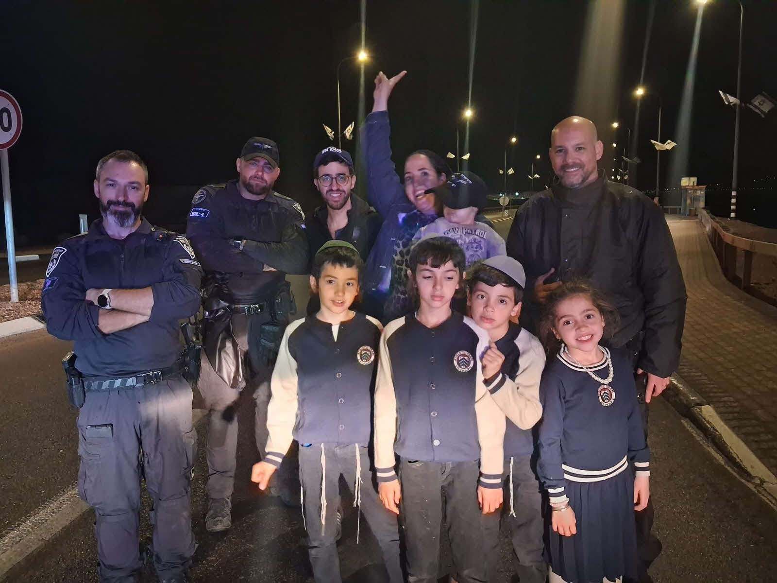 הילד החולה עם אנשי המשטרה. רחשי לב