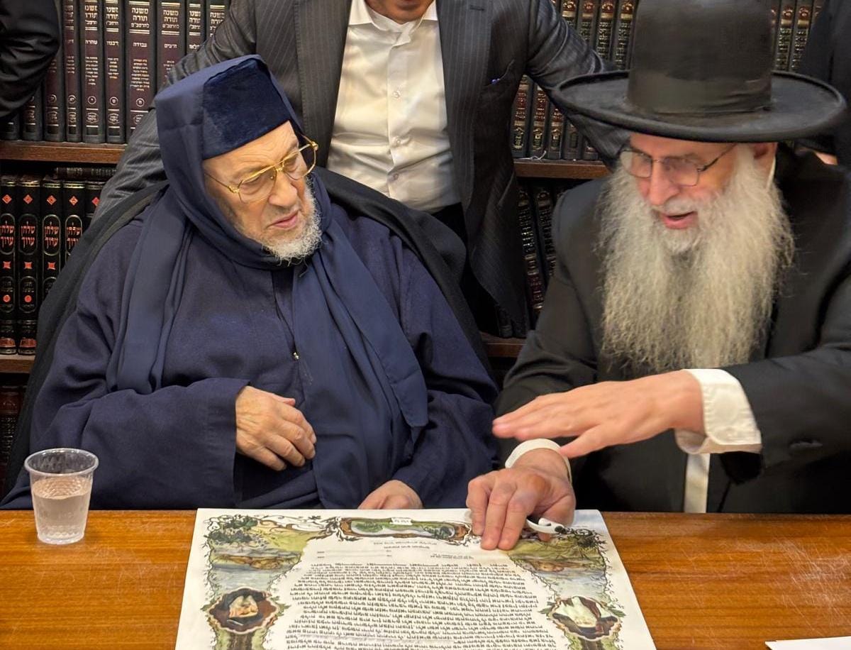 הבאבא ברוך ורבי מאיר אבוחצירא בכתיבת הכתובה. א' מיכאלי