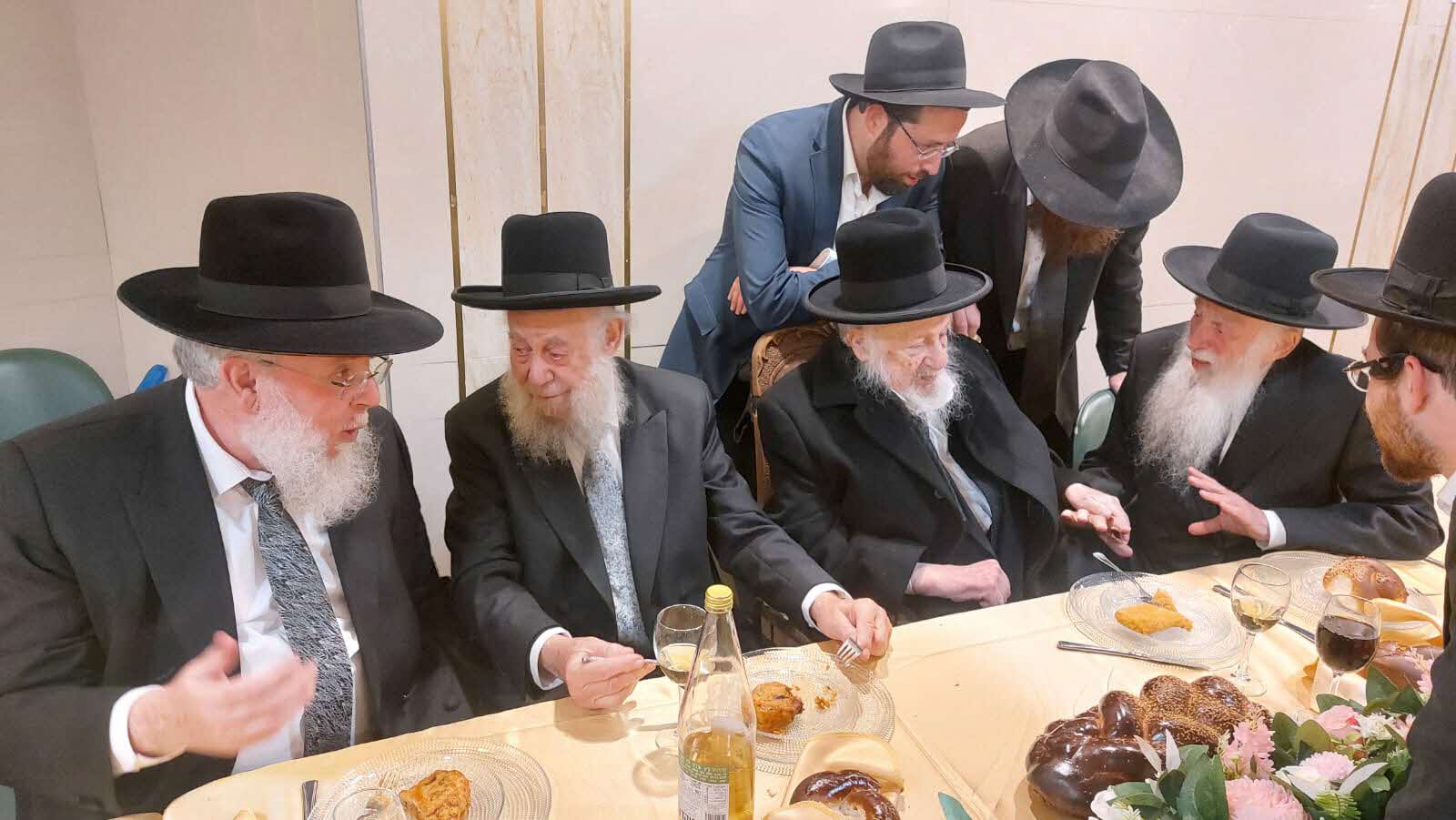 שמחת נישואי נכדת הרב שיינין. המצלם