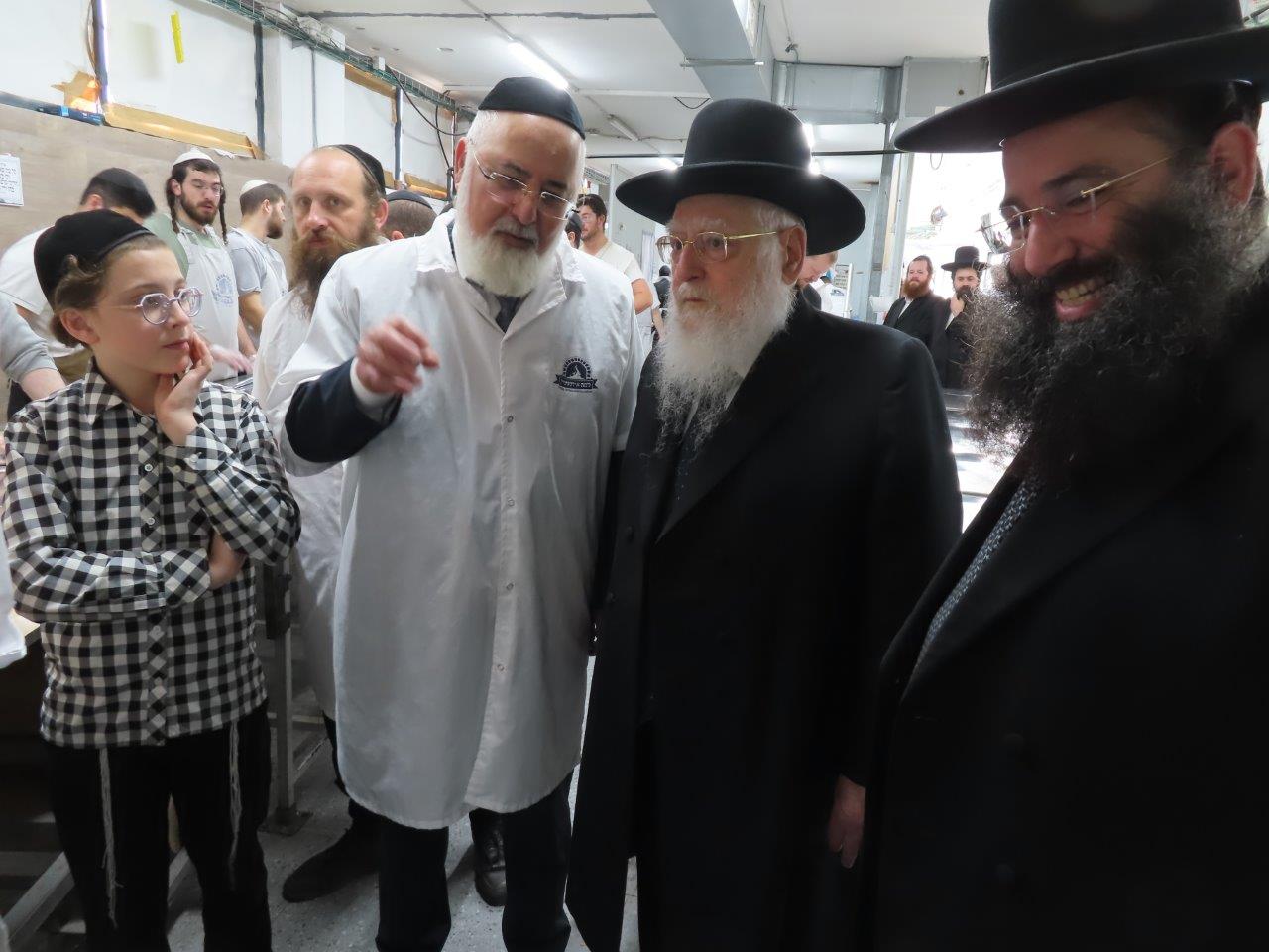 הרב פינטו והרב דהן במאפיית המצות. א' מיכאלי