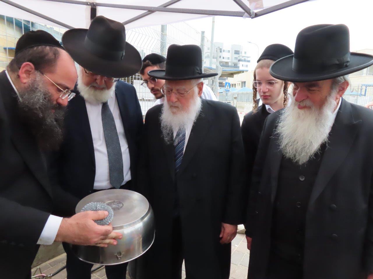 רב העיר במוקדי הגעלת הכלים. א' מיכאלי