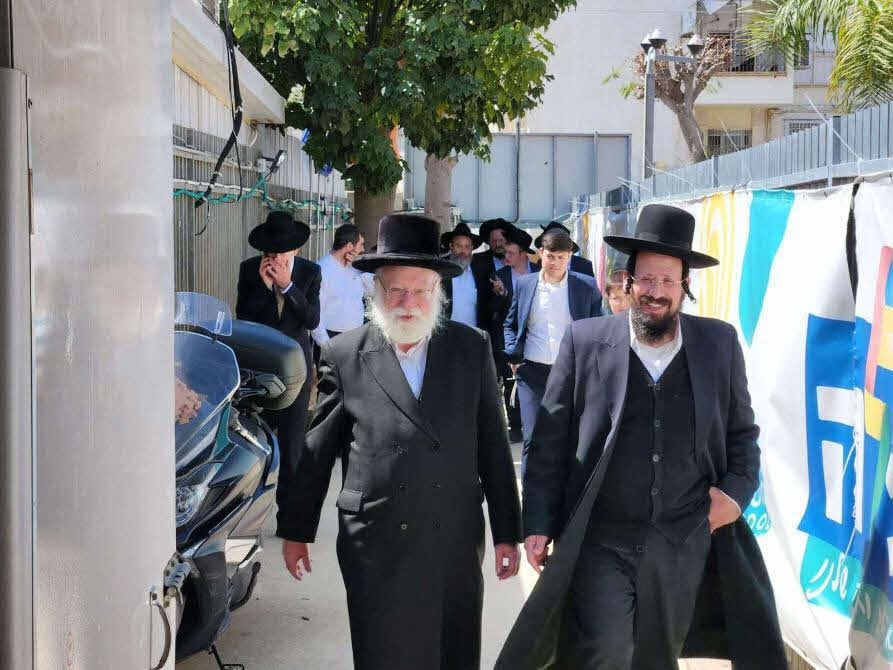 הרב וובר והרב טננהויז במוקד חלוקת הערכות. אשדוד התורנית