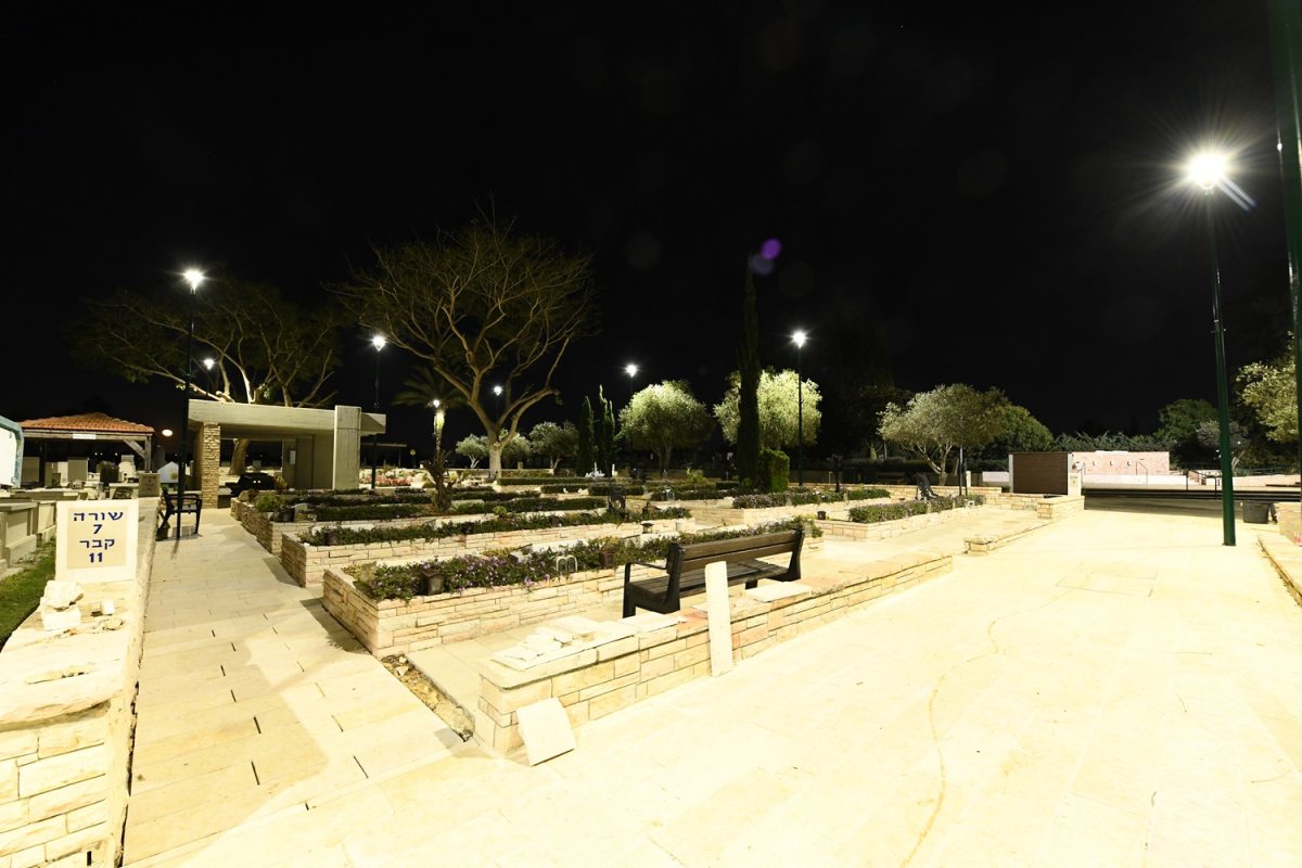 צילום החלקה הצבאית המוארת - יעקב אלברשטיין, מי שהיה אחראי עד לאחרונה על התחזוקה במקום