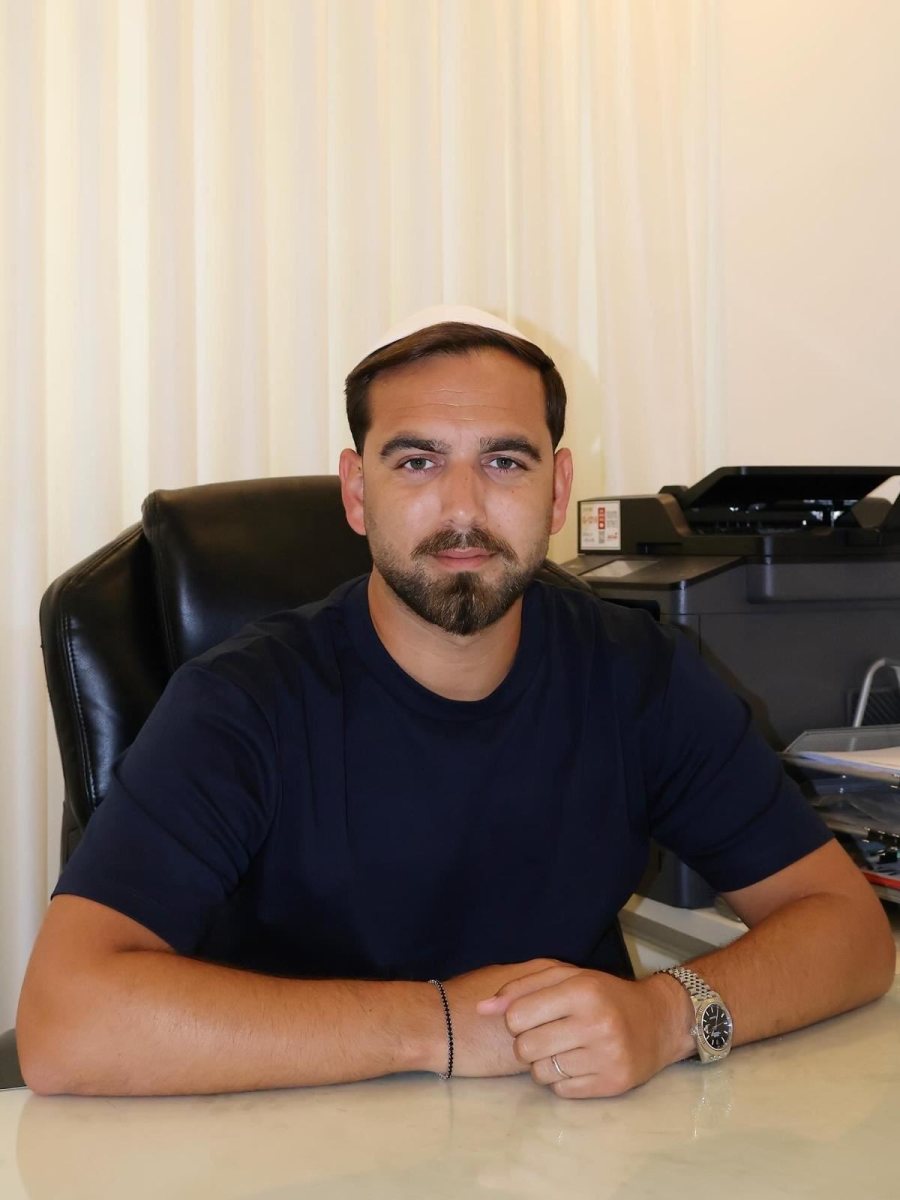 תיחכום מבית אבא. עו"ד אברהם בן סימון. יחצ