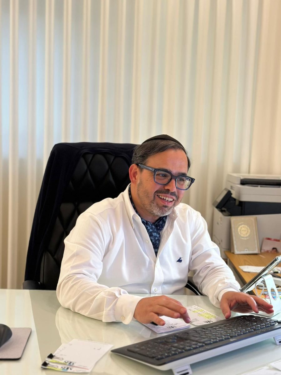  שהחיוך לא  יטעה אתכם. עו"ד מאיר בן סימון. יחצ