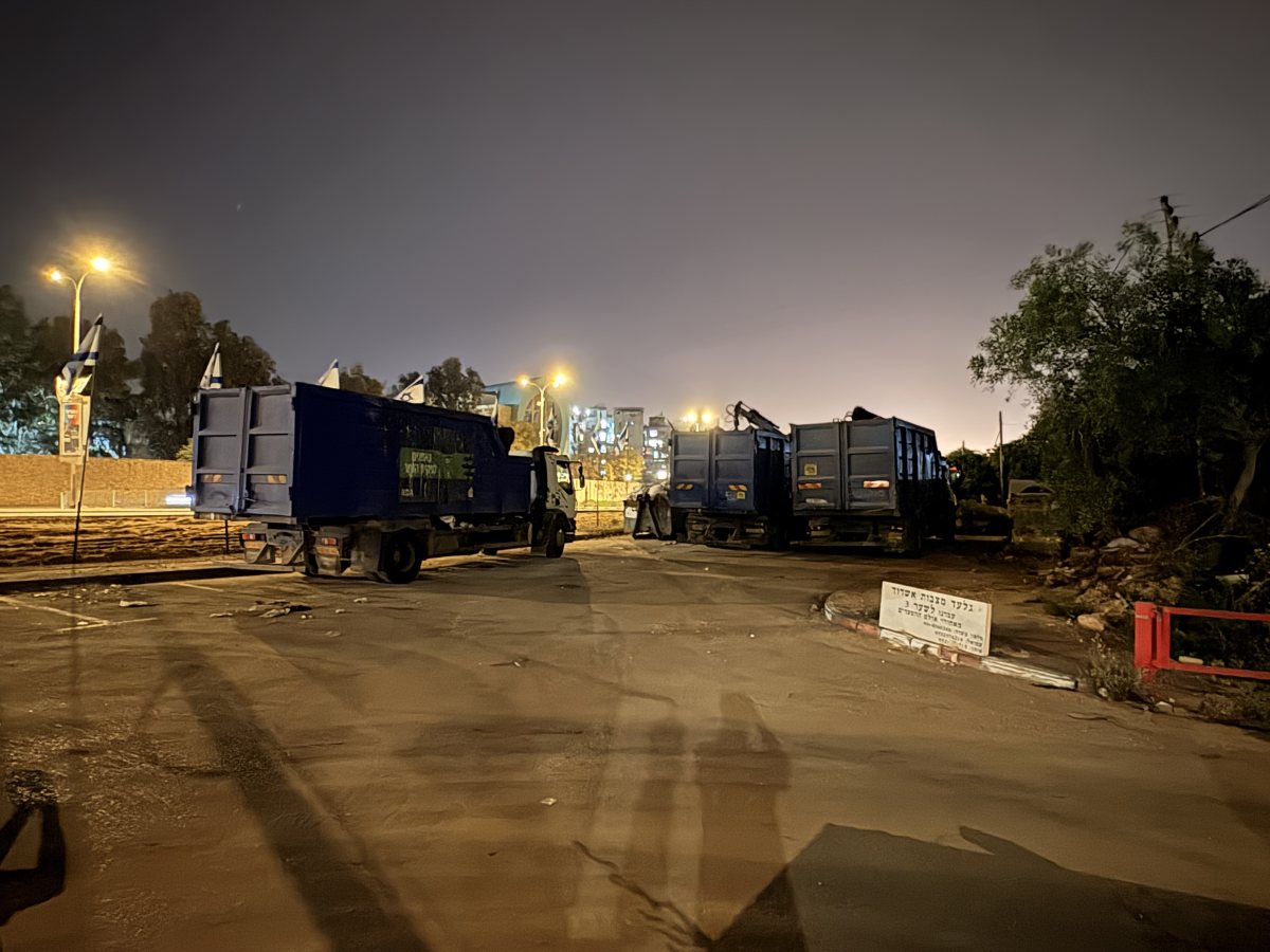 משאיות אשפה בצמוד לחלקה הצבאית באשדוד