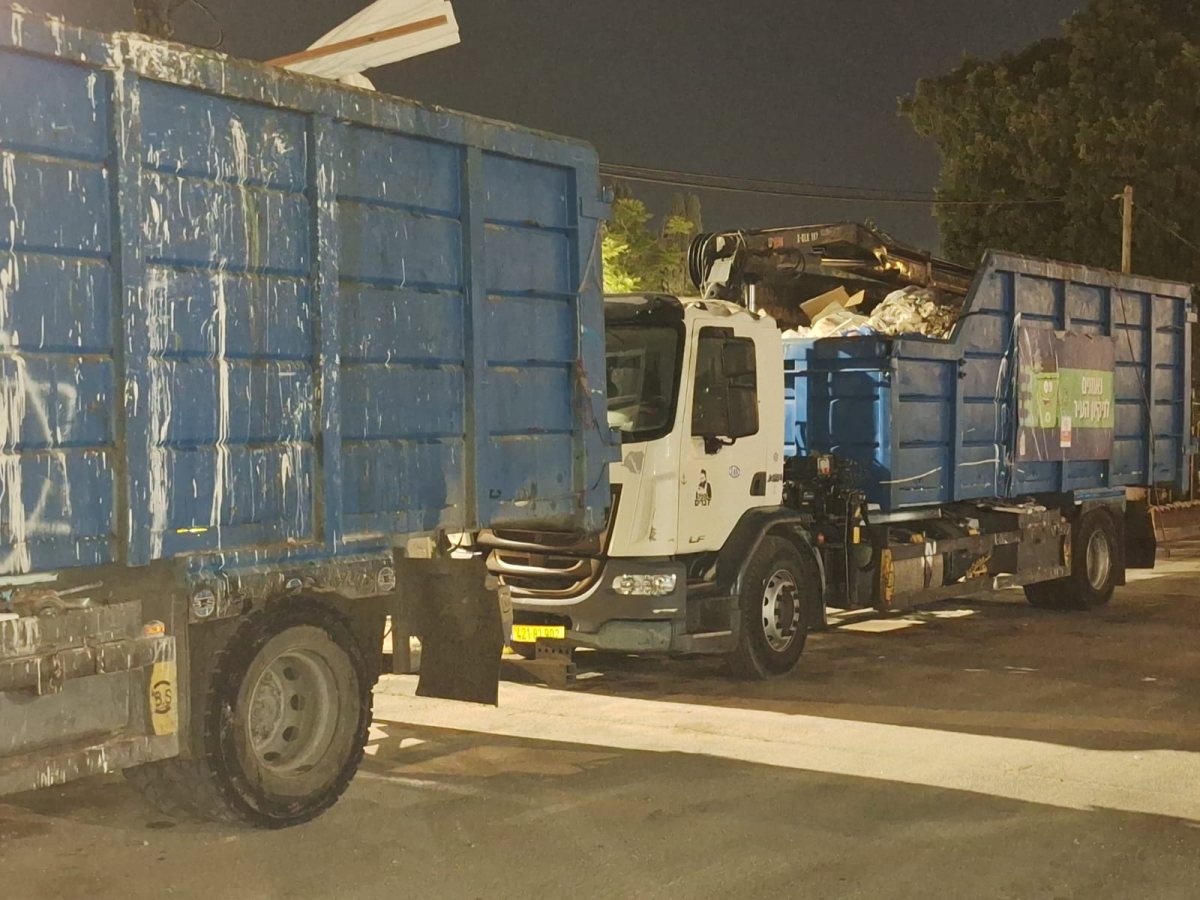 משאיות אשפה בצמוד לחלקה הצבאית באשדוד
