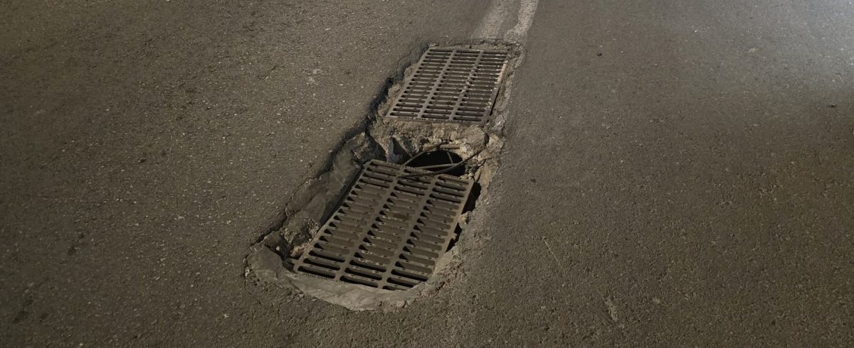 הבור המסוכן שגרם לפיצוץ צמיג בכביש בן גוריון באשדוד (צילום: נתנאל שליקר)