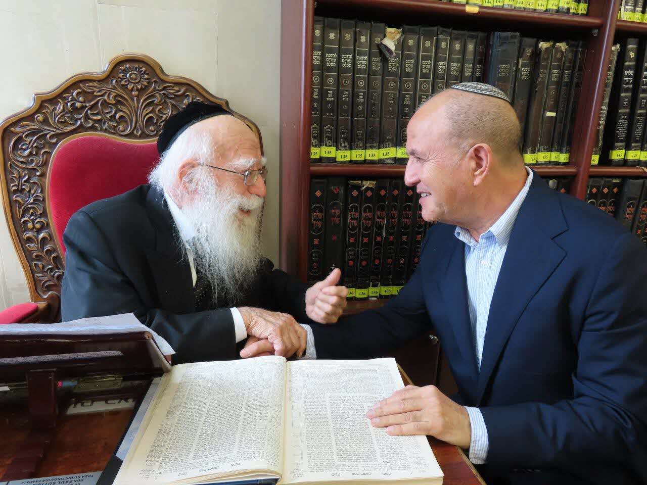 ראש העיר עם הרב אלטמן זצל. א מיכאלי