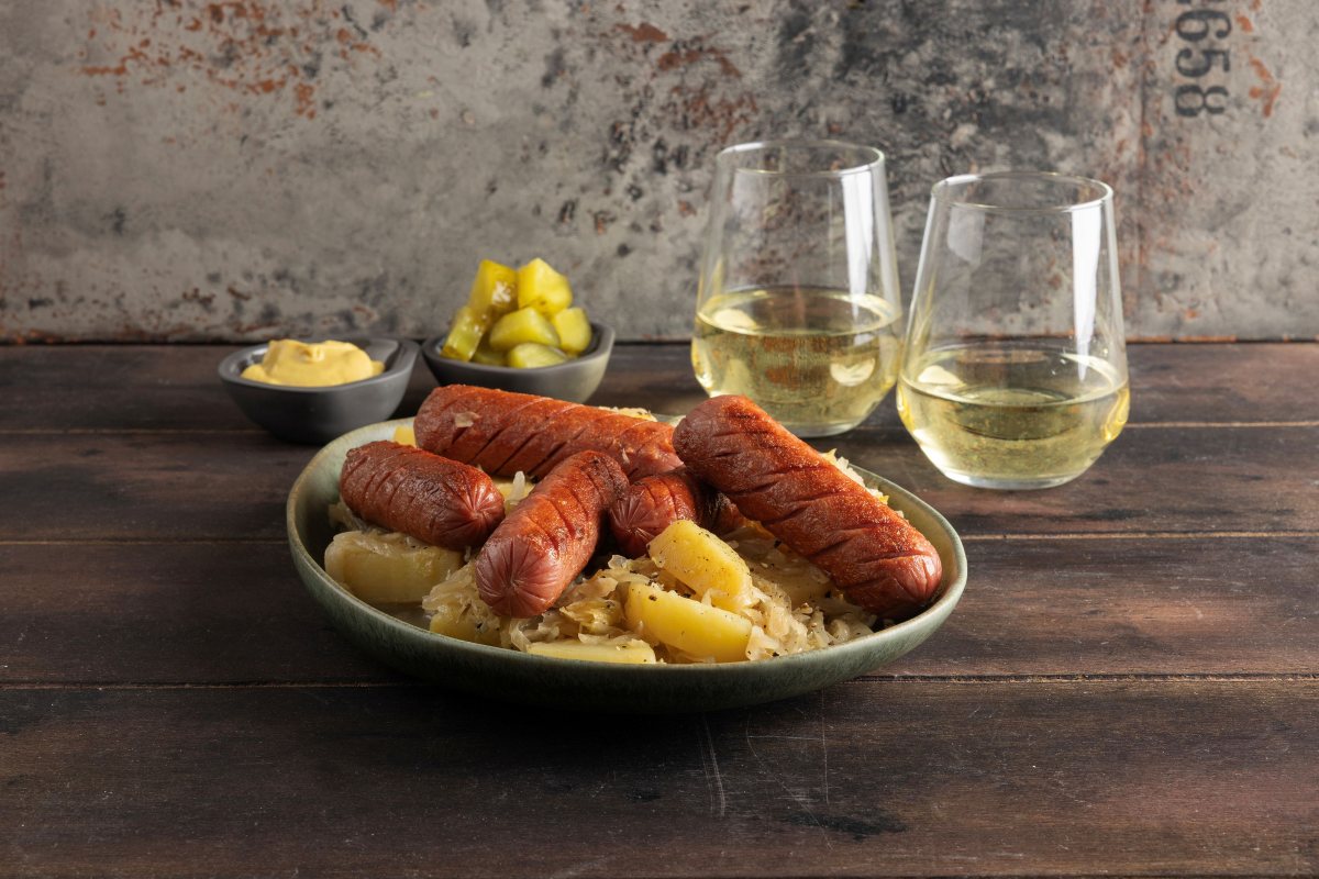 נקניקיות צלויות עם תפוחי אדמה וכרוב כרוש של יחיעם צילום הדס ניצן