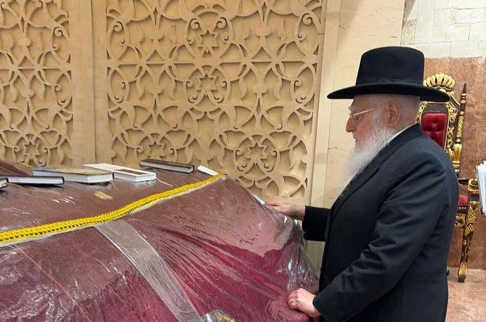 הרב חיים פינטו בתפילה על הציון. א' מיכאלי