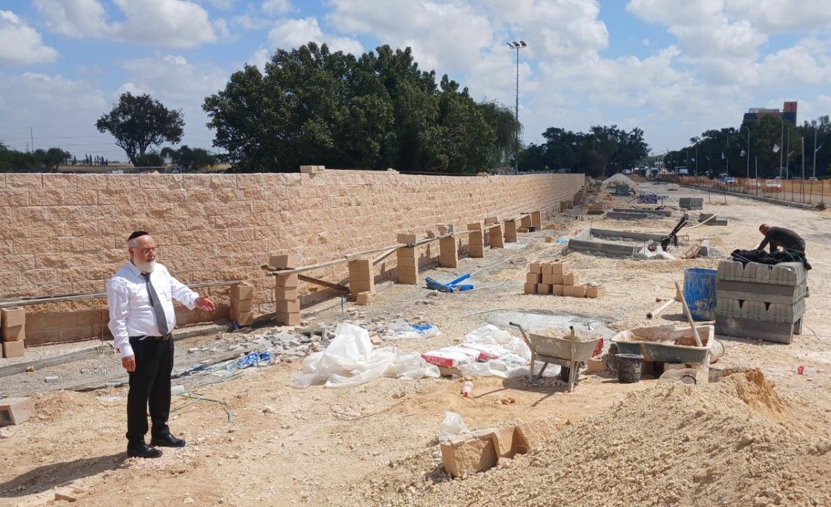 הרב עובדיה דהן בבית העלמין. א' מיכאלי