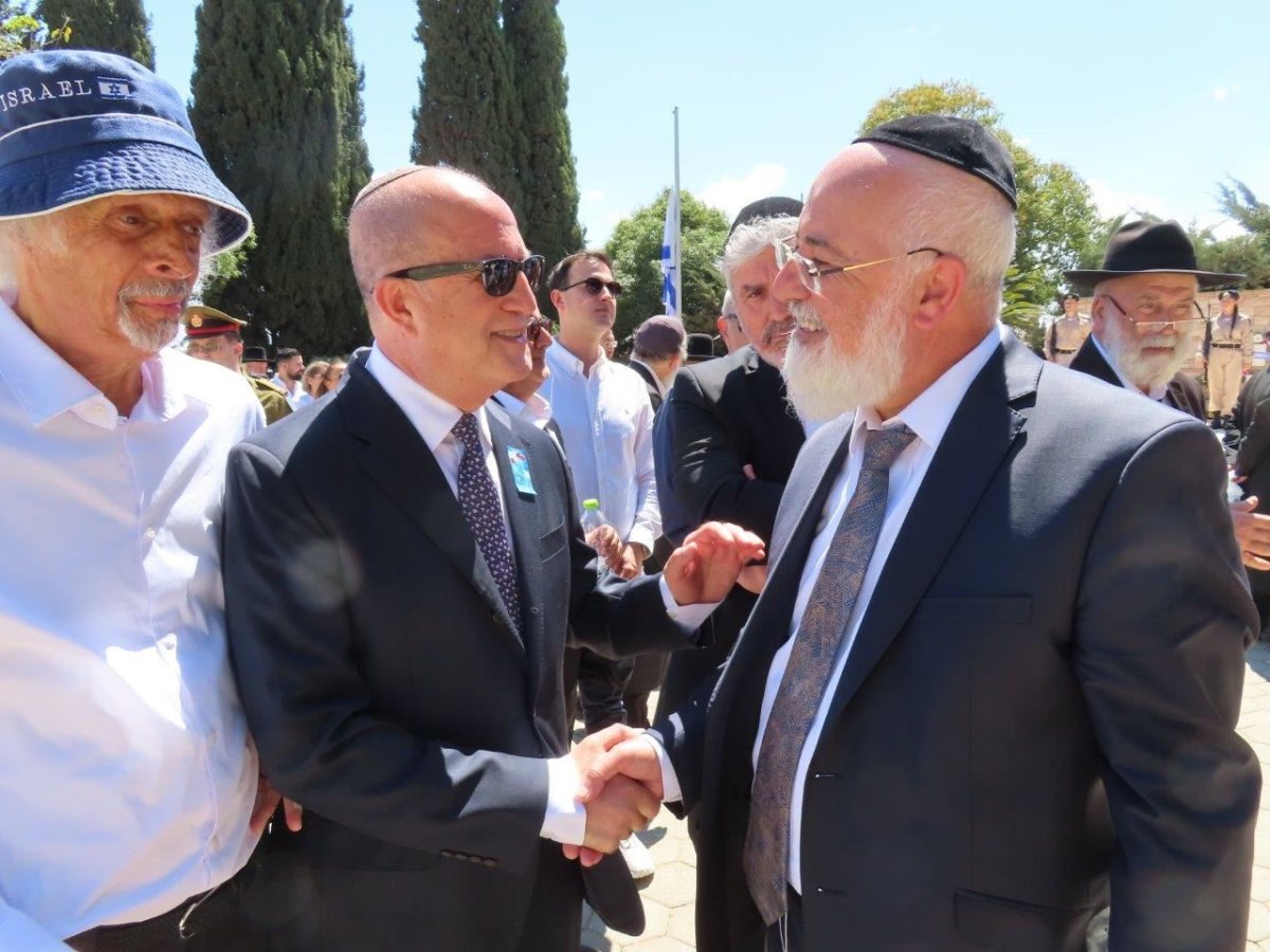 טקס יום הזכרון בבית העלמין