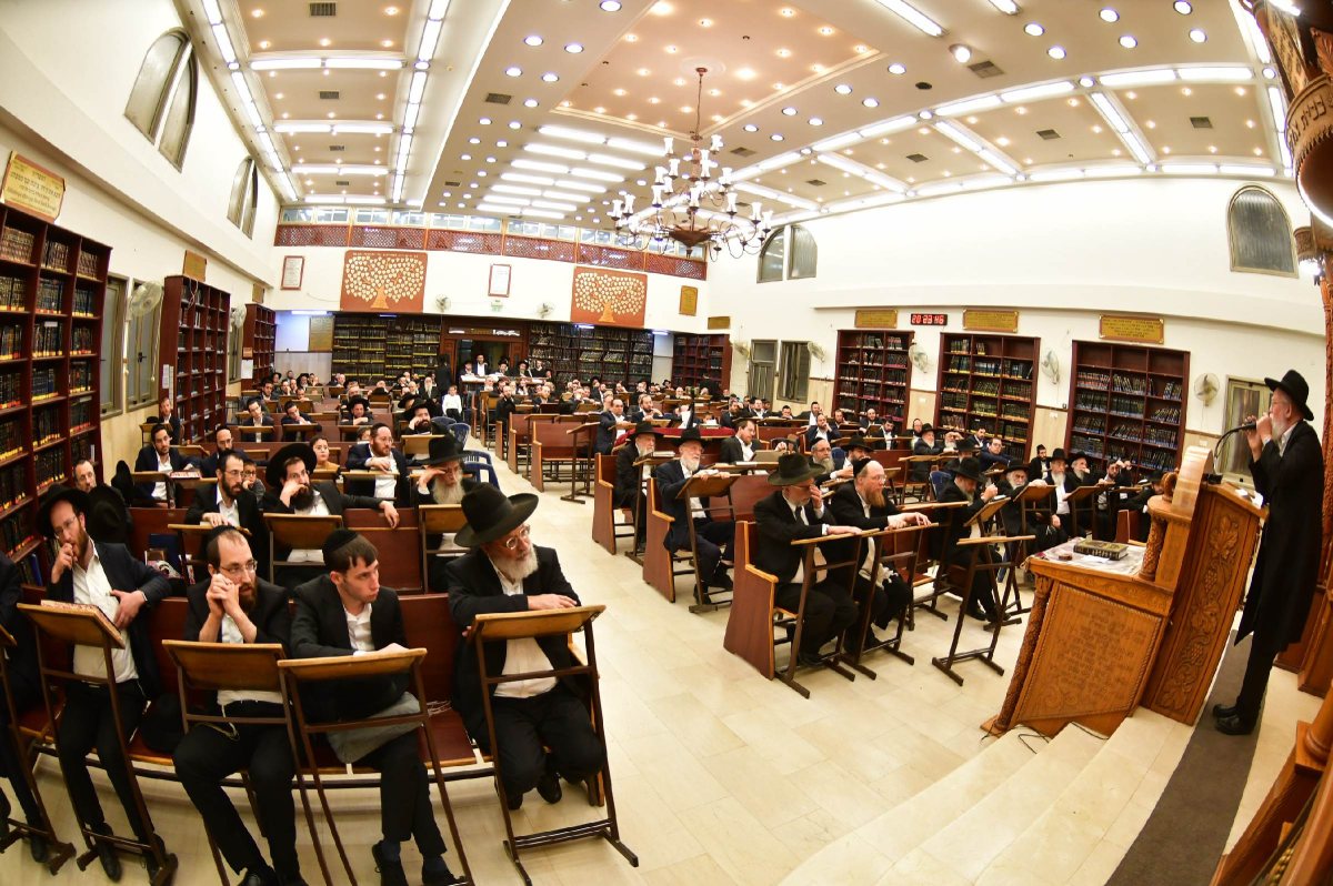 המספד בעטרת צבי. א' מיכאלי ויוסי לוי