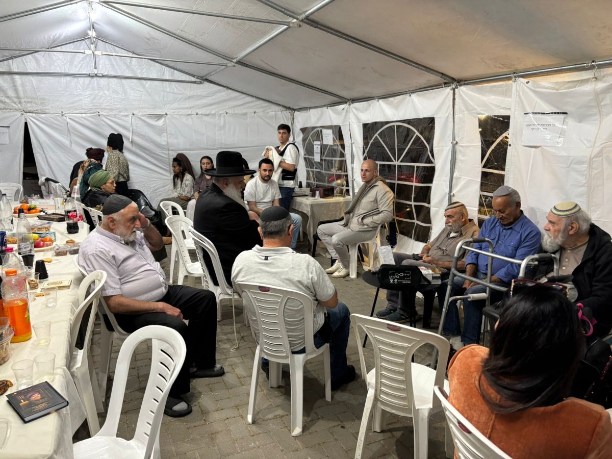 הרב אבוחצירא מנחם את.משפחת פורת. המצלם