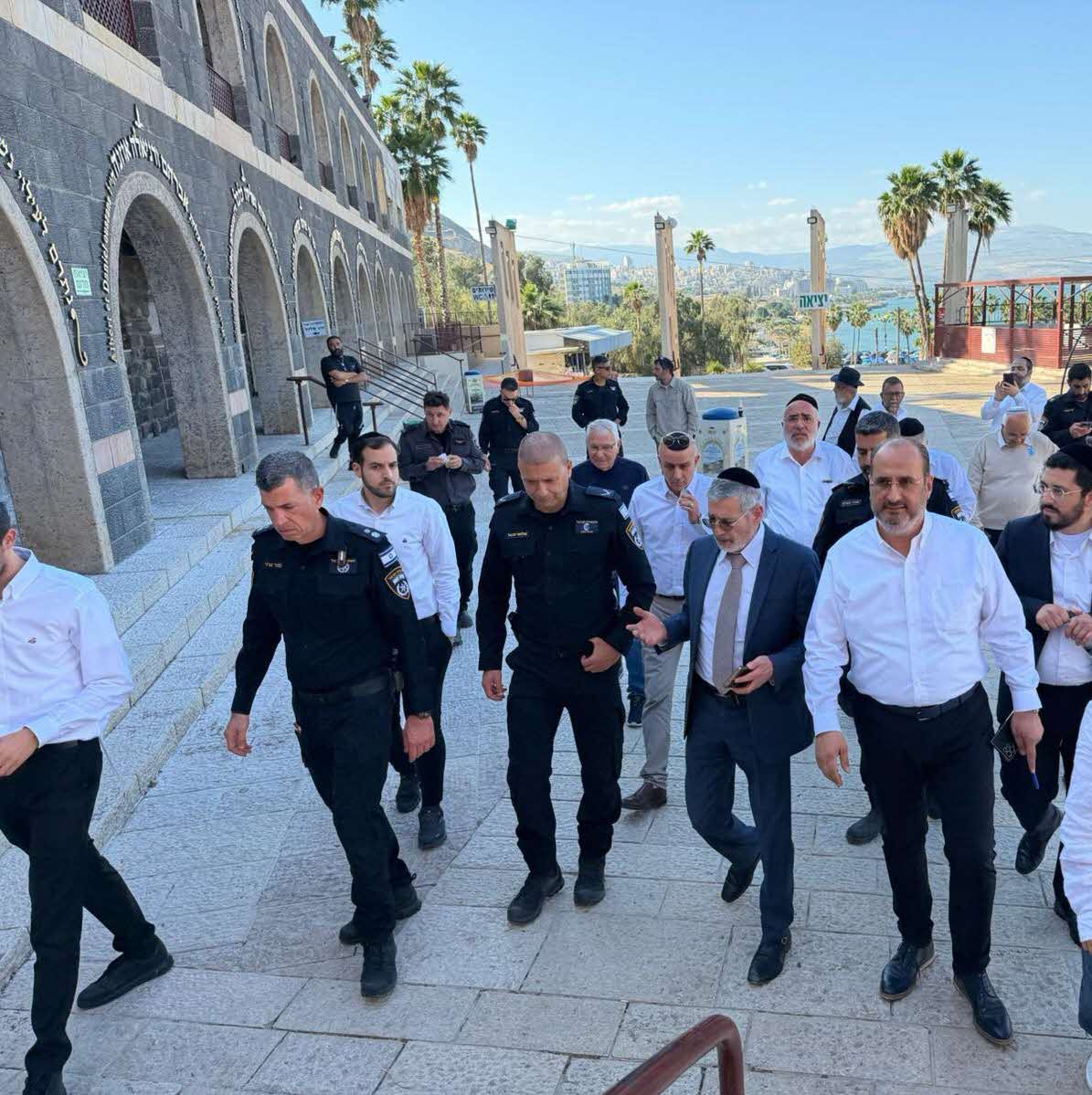 בכירי המשרד בציון רבי מאיר בעל הנס. משרד הדתות