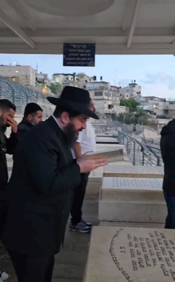 הרב שמואל טולידאנו משתטח על הציון. א' מיכאלי