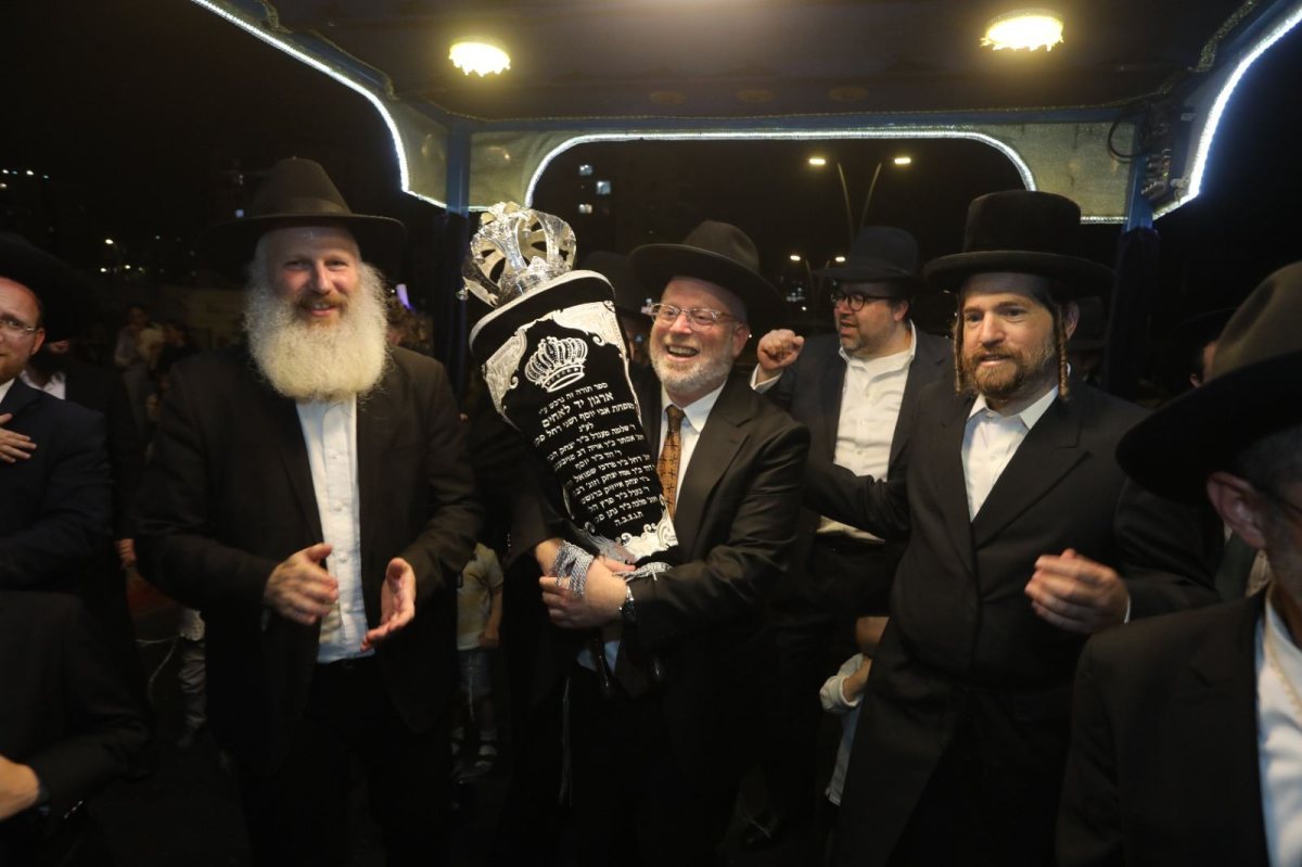 הכנסת ספר התורה של יד לאחים. יד לאחים