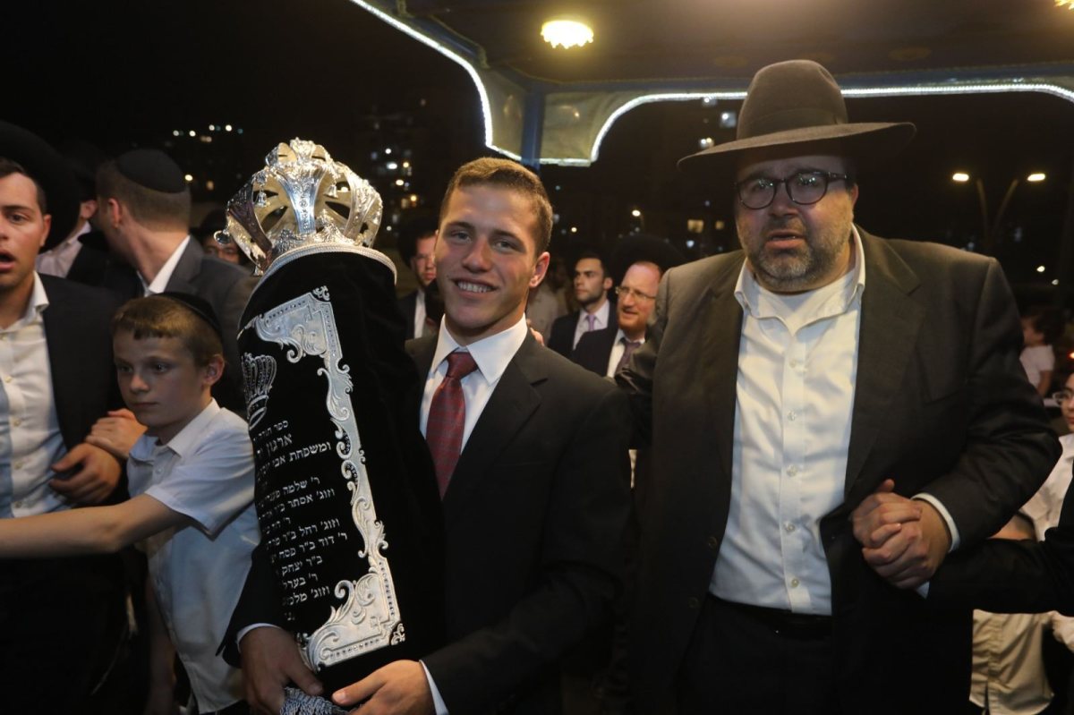 הזוכה בהגרלת ספר התורה אשתקד. יד לאחים