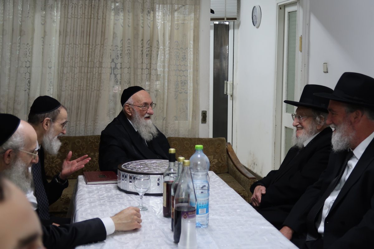 בבית הגרצ דרבקין. י' לוי