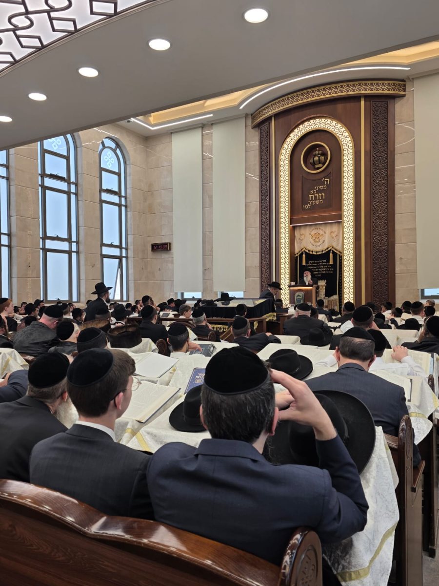 האדמו"ר רבי רפאל אבוחצירא במודיעין עילית. ש. לוי