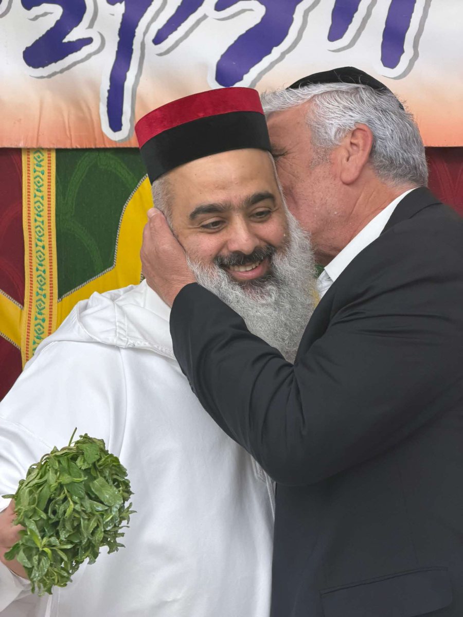 אבי אמסלם והרב גוזל. המצלם