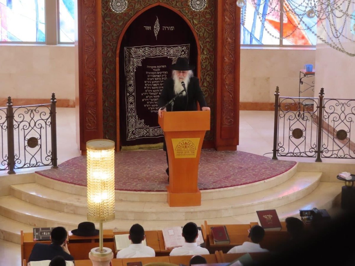 רבי דוד פינטו נושא דברים בפני תלמידי הישיבות. א' מיכאלי