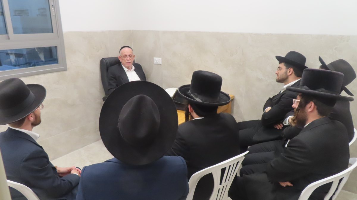 הגרי"ב שרייבר בבחינת האברכים. המצלם