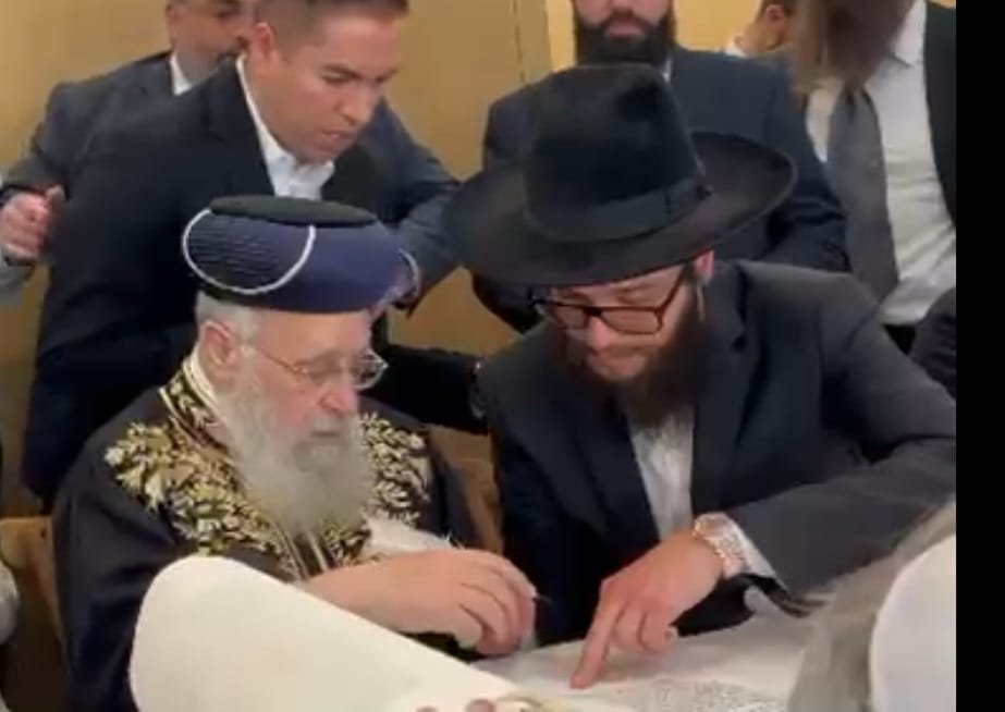 נראשל"צ רבי יצחק יוסף בהכנסת ספר התורה. א' מיכאלי