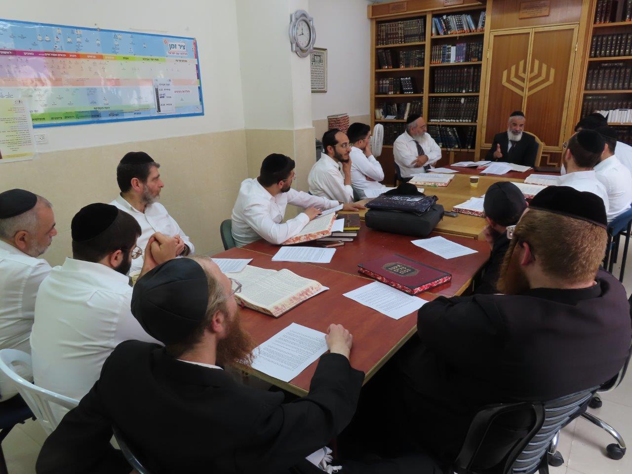 הרב יובל אברהמי בשיעורו. א' מיכאלי