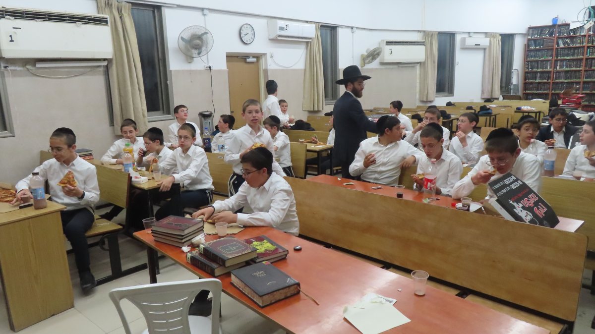 הילדים שוקדים על לימודם. מעגלים