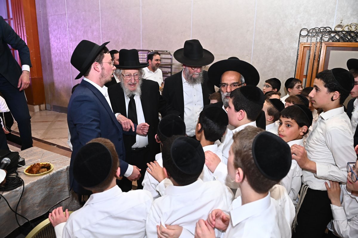 ילדי קרית הרצוג בבחינה. שוקי לרר