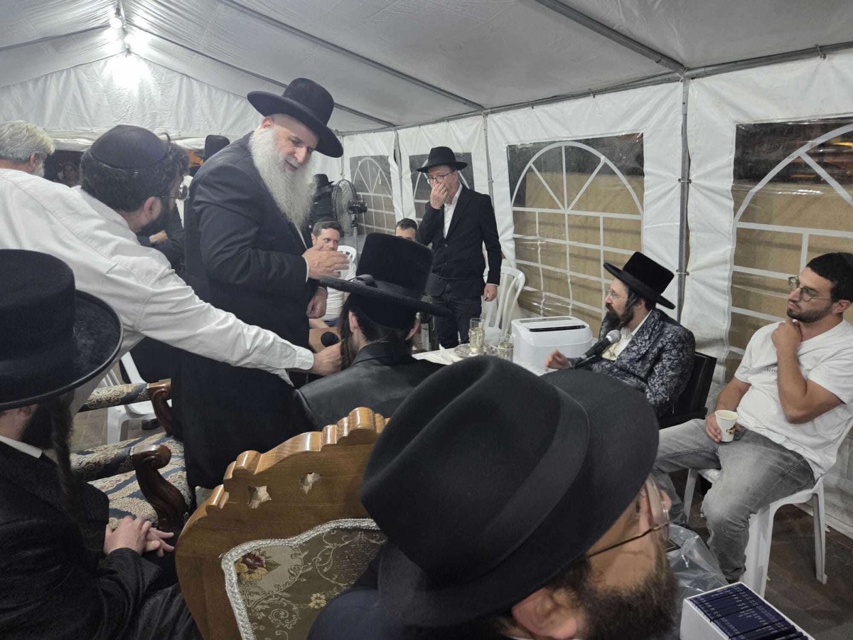 הרב מאיר אבוחצירא מנחם את האדמו"ר ממזיבוז