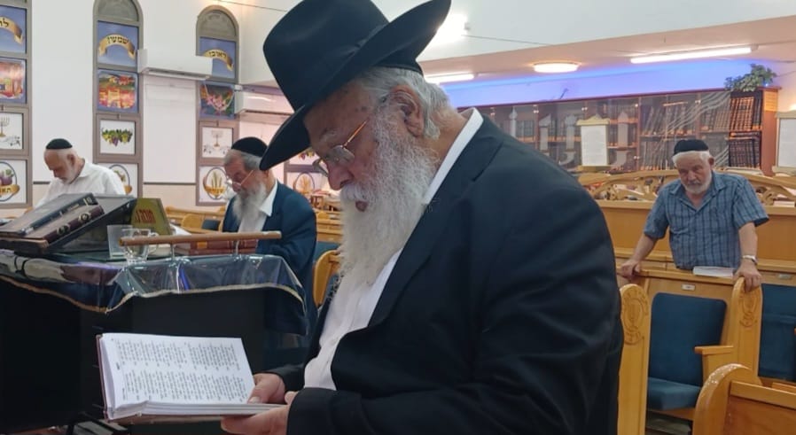 הרב מאיר כהן בתפילת ערבית. א' מיכאלי