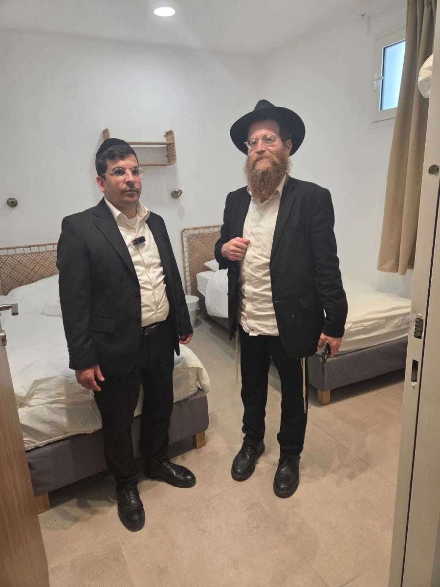 הרב גוזלו והרב גודמן ביחידות האירוח של יד שרה. אסותא אשדוד