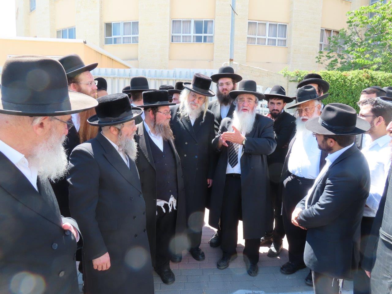 סיור העירוב השכונתי בהנחיית מ"מ רב העיר הרב קלמנוביץ. א' מיכאלי