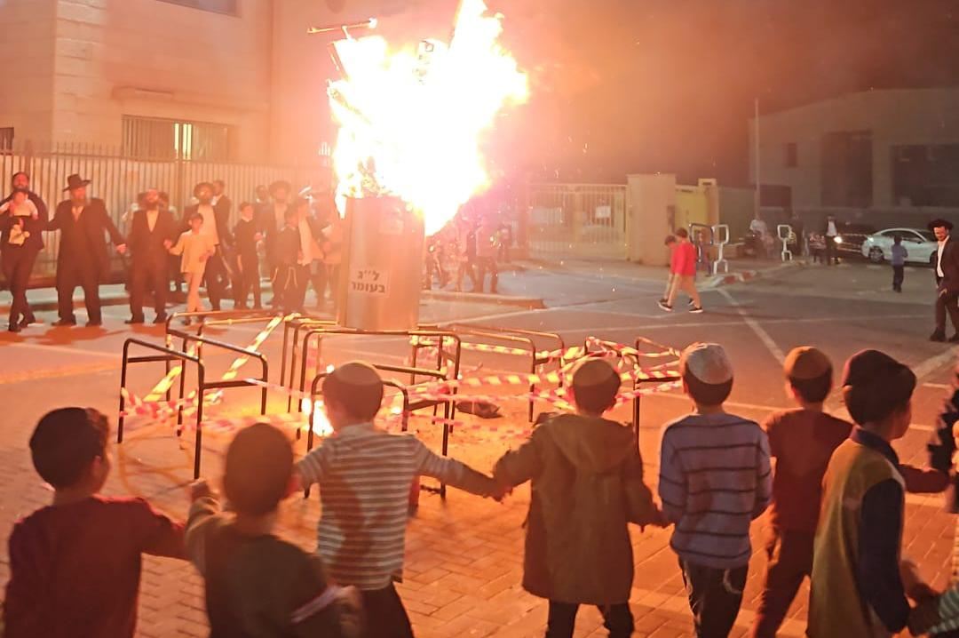 ילדי בני פנחס בהדלקה. א' מיכאלי