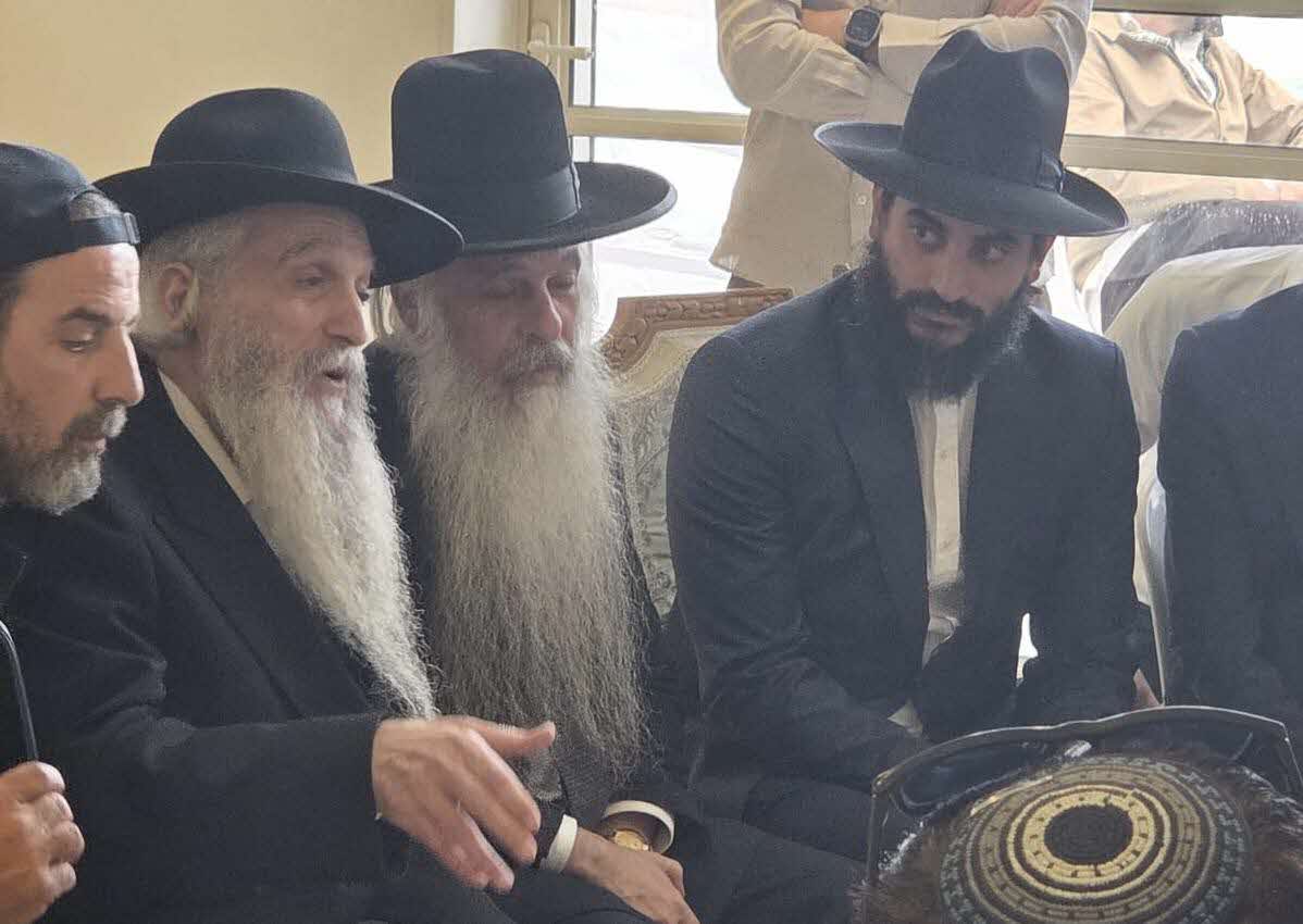 האדמור רבי דוד אבוחצירא בניחום אבלים. צילום בלעדי א' מיכאלי