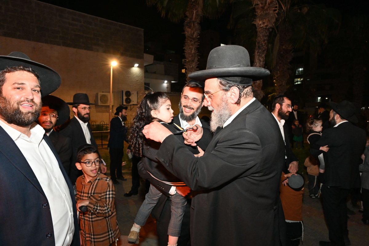 הרב מנשה תופיק אביעזרי בהדלקה. המצלם