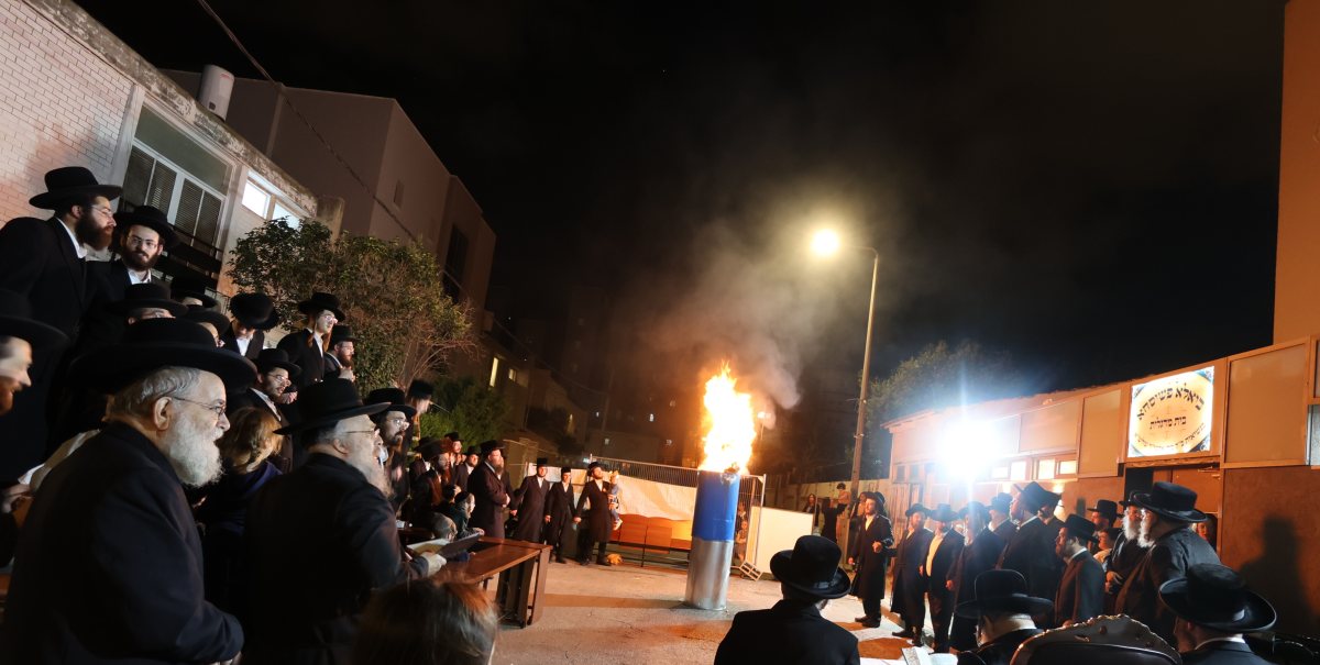 ההדלקה בביאלא פשיסחא. מוסדות ביאלא