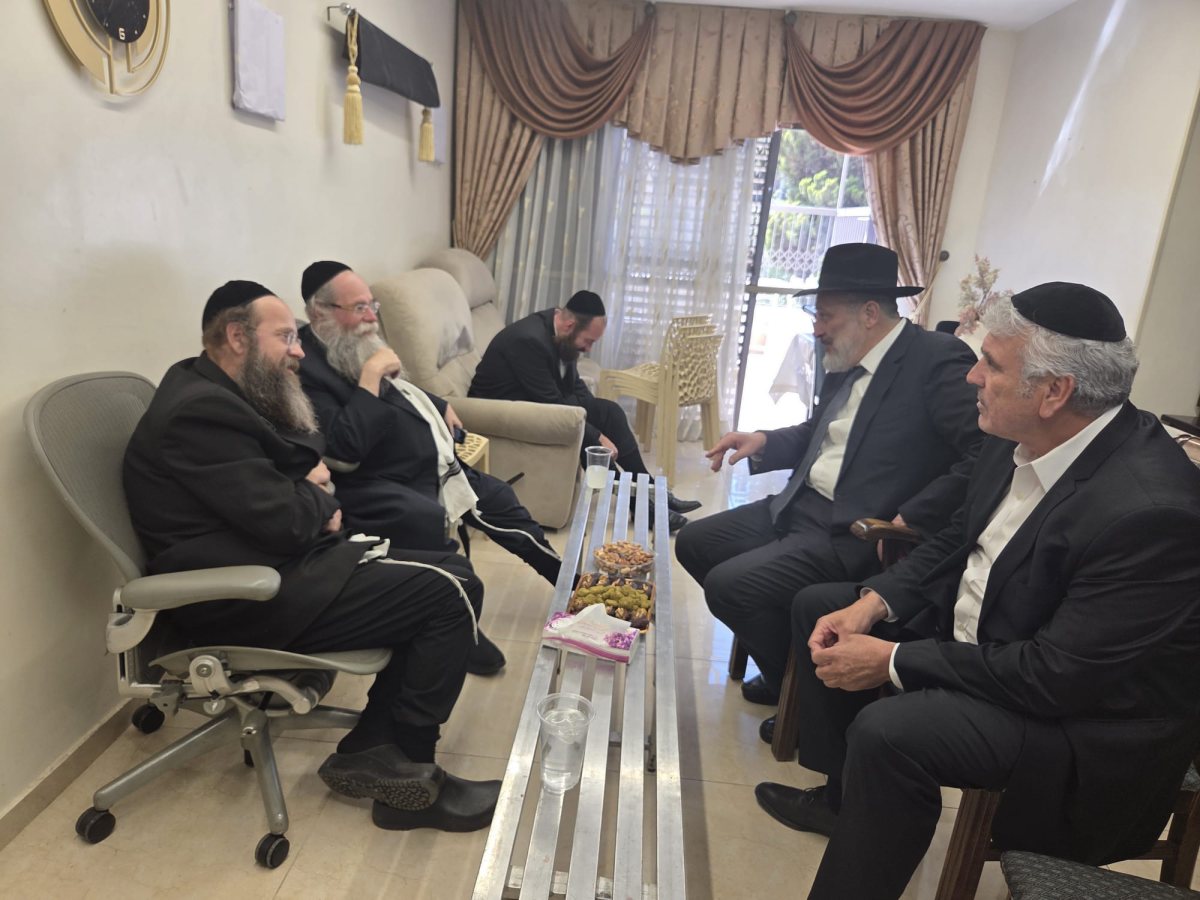 הרב דרעי ואבי אמסלם בניחום אבלים אצל משפחת גשייד. המצלם