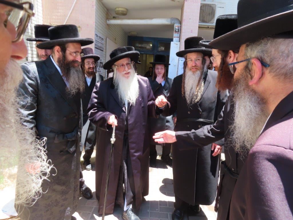 האדמור מצאנז בניחום אבלים. א' מיכאלי