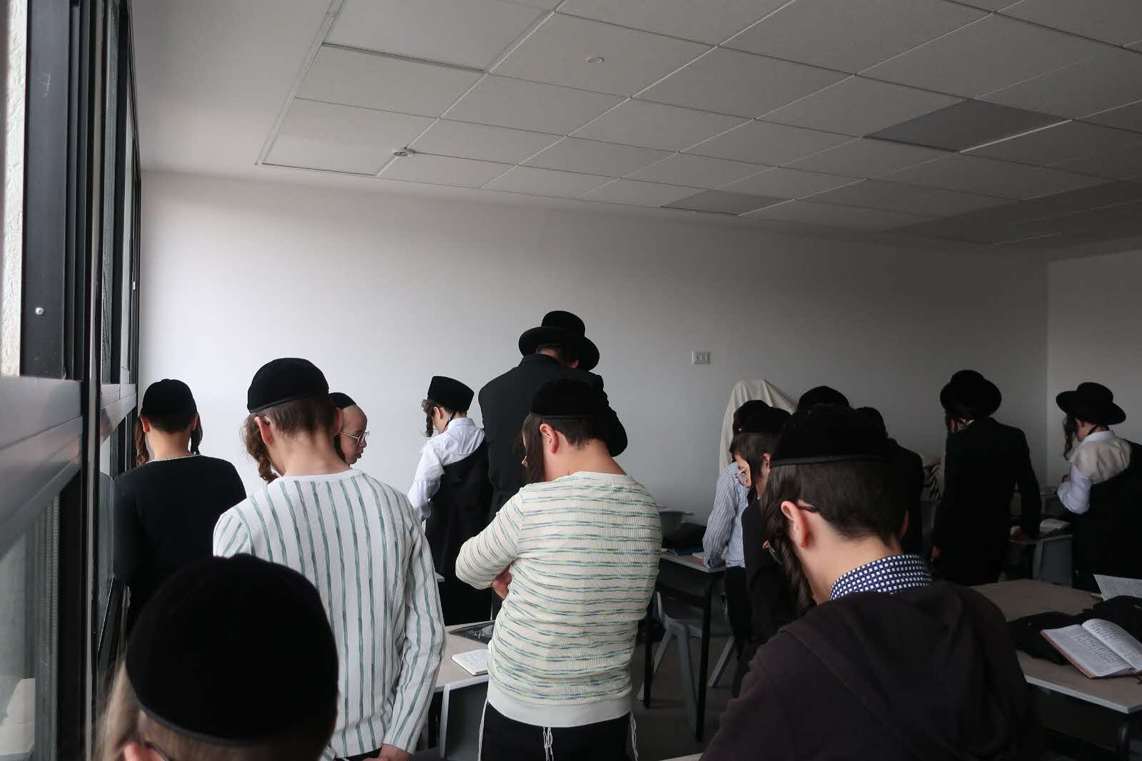 התלמידים בתפילה ראשונה. דעת מישרים