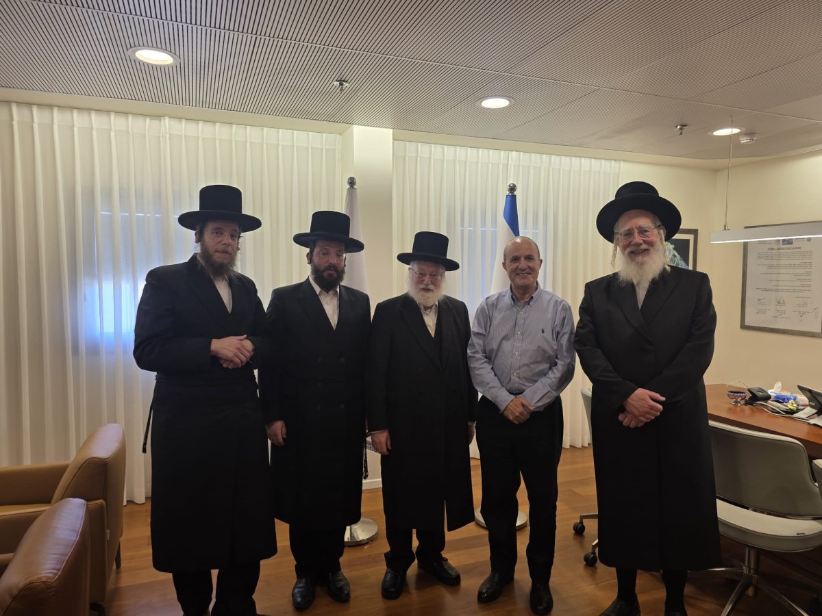חכ הרב אייכלר בלשכת ראש העיר. המצלם