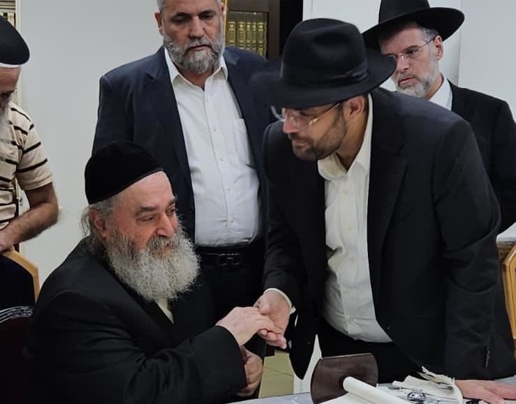 האדמו"ר רבי יקותיאל עם חבר מועצת העיר הרב חיים אמסילי. א' מיכאלי