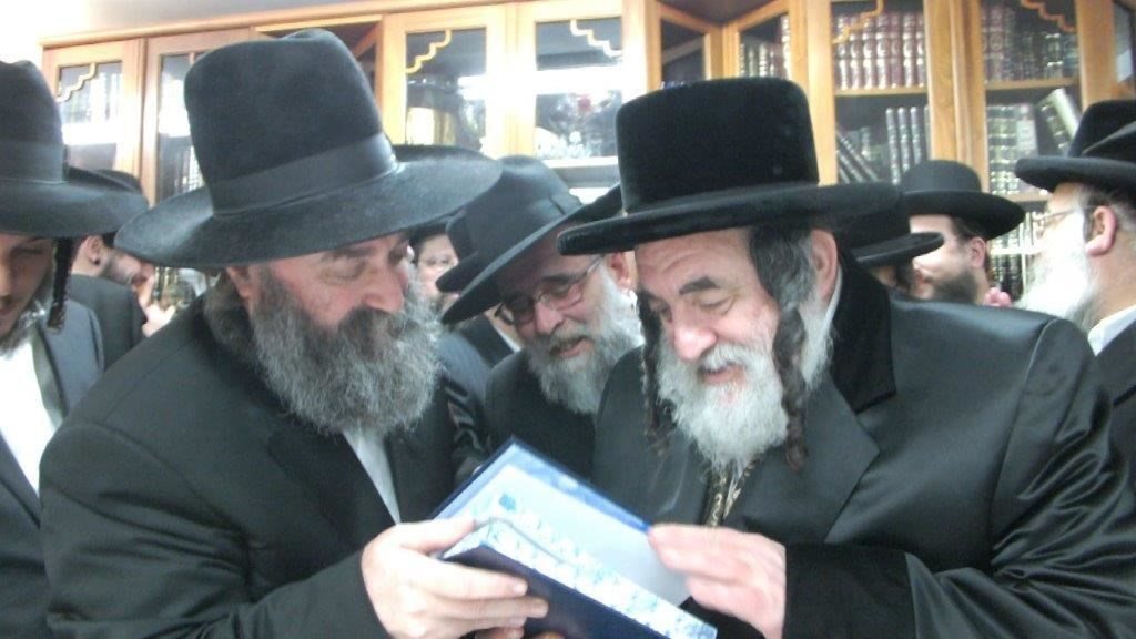 האדמור רבי יקותיאל עם האדמור מויזניץ שליטא. א' מיכאלי
