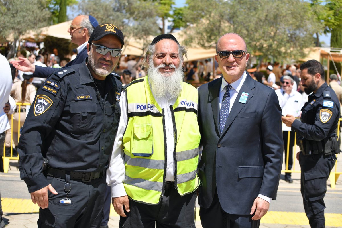 יעקב אלברשטיין עם ראש העיר ומפקד תחנת המשטרה באשדוד
