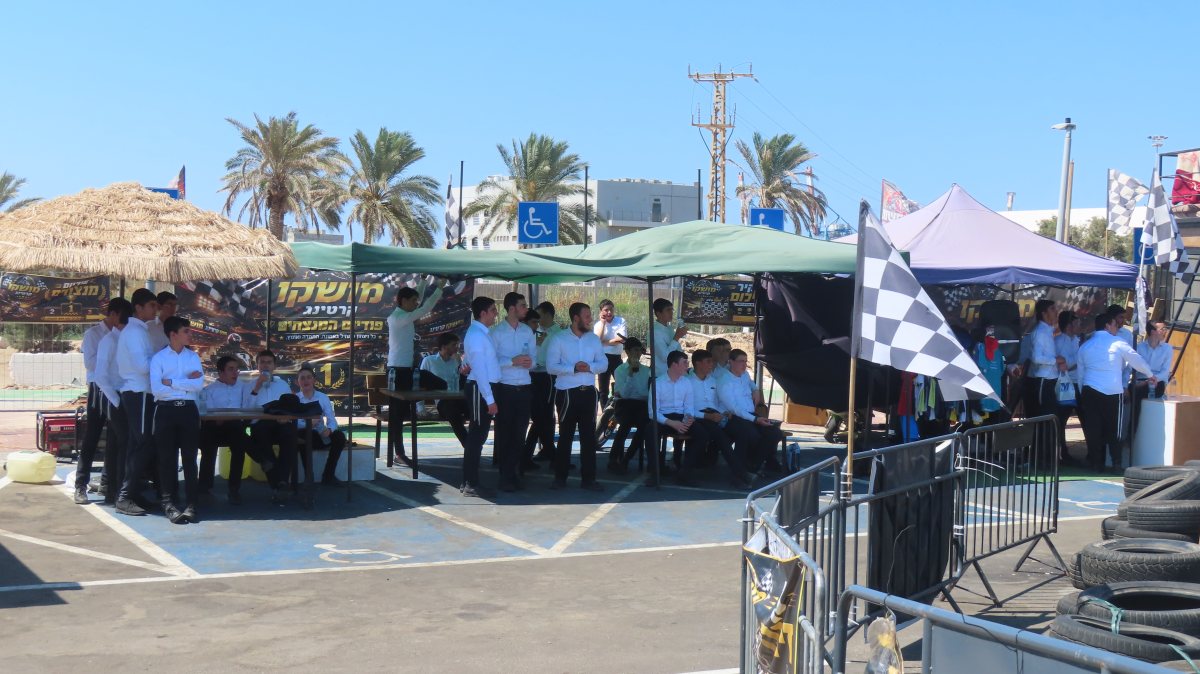 בחורי הישיבות בקארטינג. מעגלים